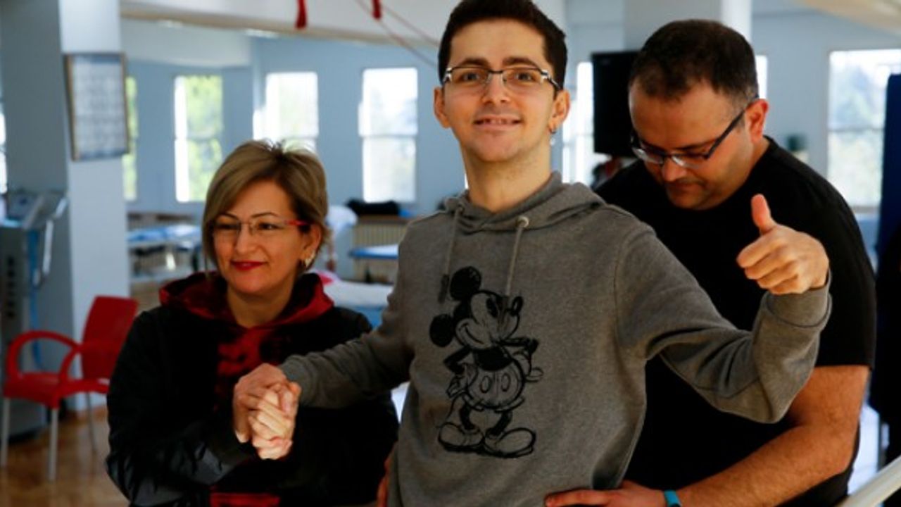 Yatağa bağımlı genç 10 yıl sonra ilk adımını attı