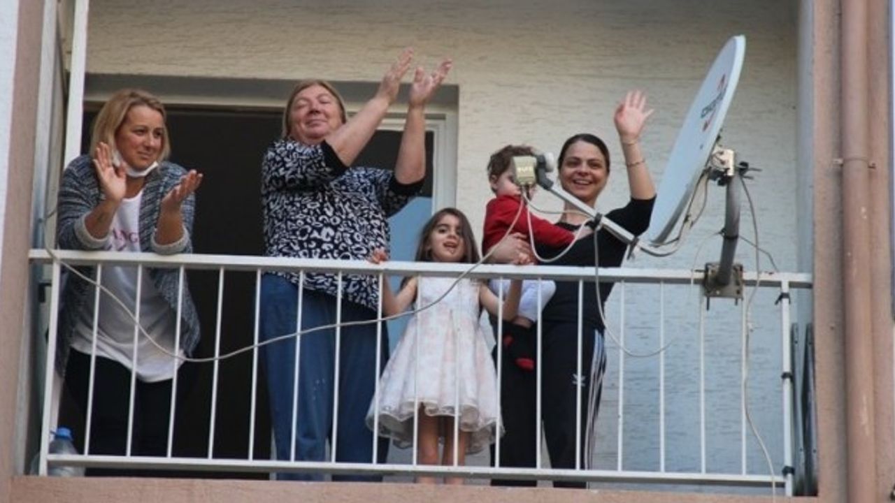 Onu gören balkona çıktı! İzmir’de moral veren görüntü!