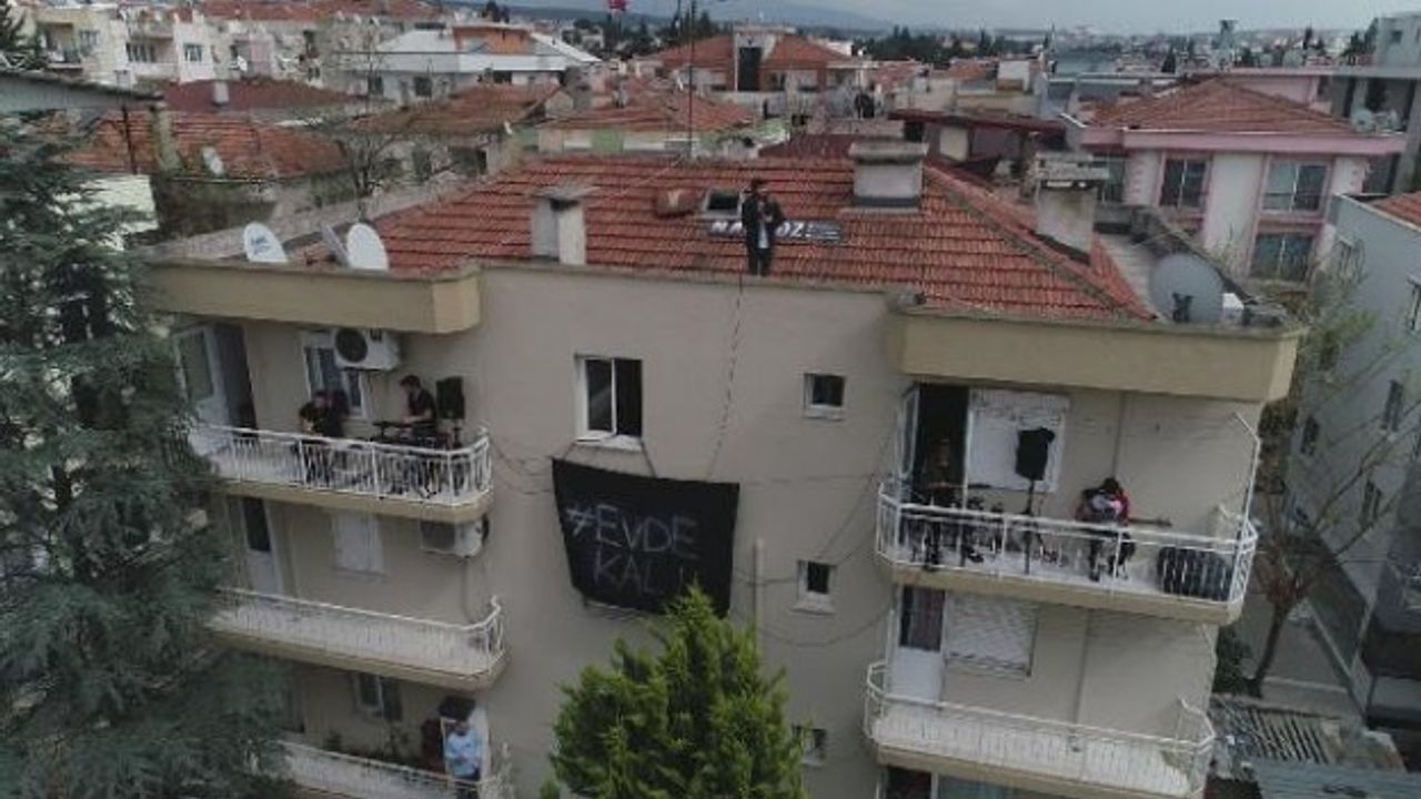 İzmirli müzik grubu, balkondan konserle evdekilere moral veriyor
