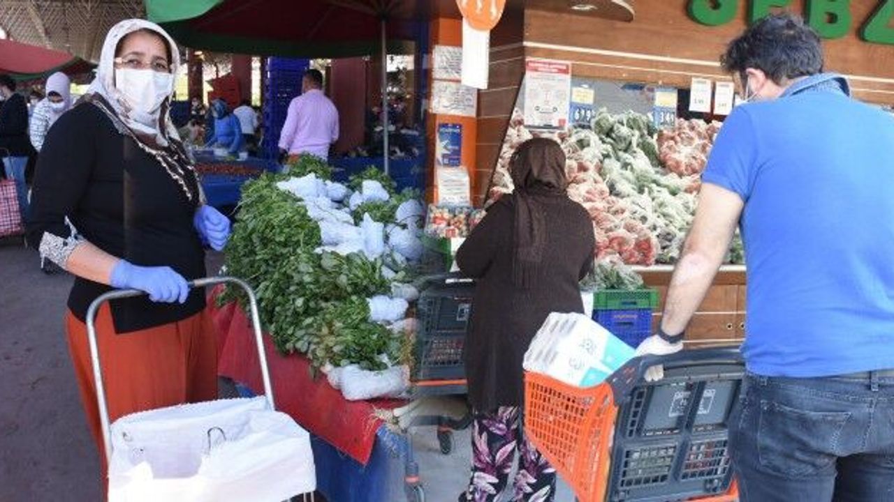 İzmirliler, yasağa saatler kala market ve pazar yerlerine koştu