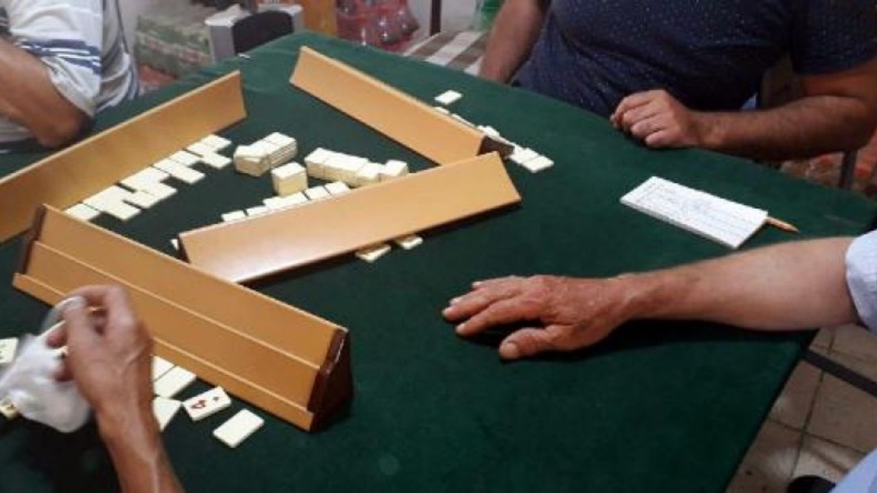 Kahvede okey oynayana da izleyene de ceza!