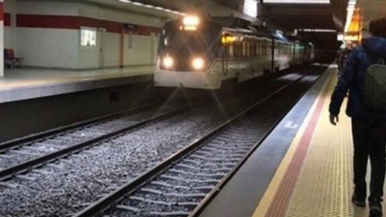 Metro raylarına atlayan kişi hayatını kaybetti... İZBAN'dan intihar şoku!