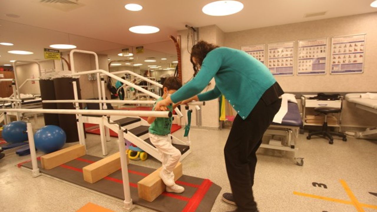 Serebral palsi hastası Kağan'ın yürüme sevinci! 5 yıl sonra ilk adımını attı