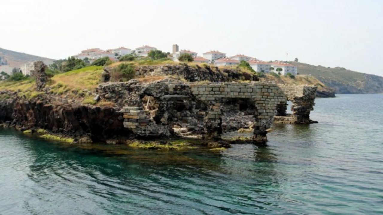 Deprem Foça'daki tarihi Osmanlı kalesini de vurdu