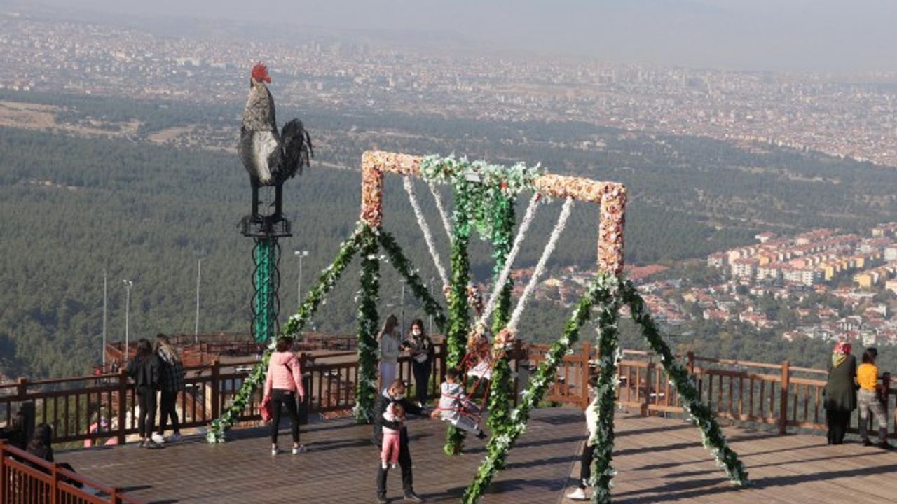 Dev horoz heykeline ziyaretçi akını