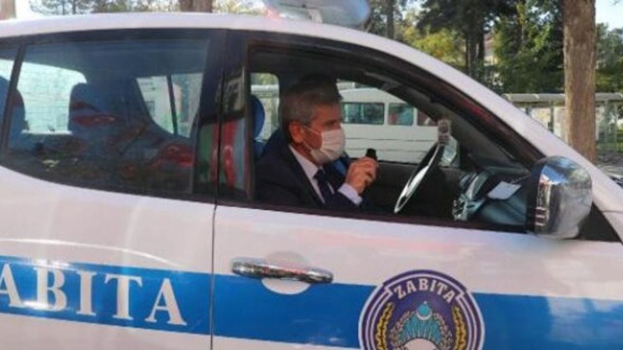 Doktor belediye başkanı, sokak sokak koronavirüs uyarısı yaptı