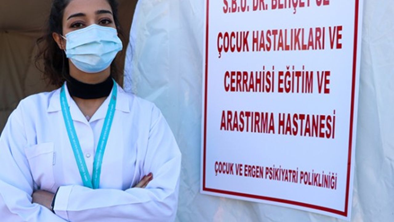Elazığ depreminden sonra İzmir'de de deprem korkusunu yaşadı, şimdi çadır kentte çocukları tedavi ediyor