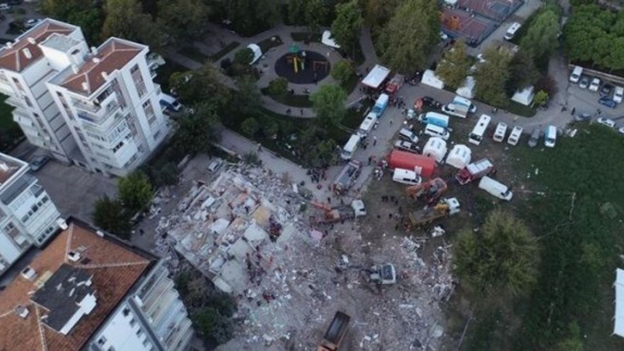 İzmir'de isyan ettiren görüntü! ‘Salatalık yerine bina dikmişler’