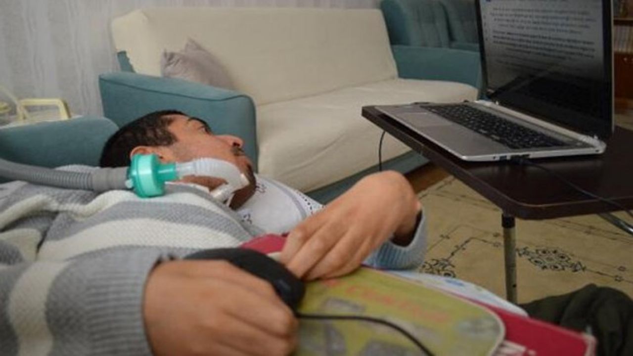 Yüzde 97 engelli Muhammet, tek parmağıyla 3 yılda film senaryosu yazdı