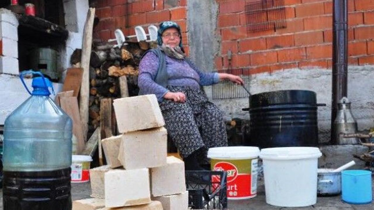 Çöpe atmak yerine dönüştürüyorlar! Kilosu 20 lira, 5 saat sürüyor