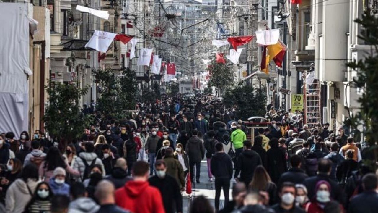 İstanbul'da kısıtlamasız cumartesi yoğunluğu! İstiklal'de insan seli...