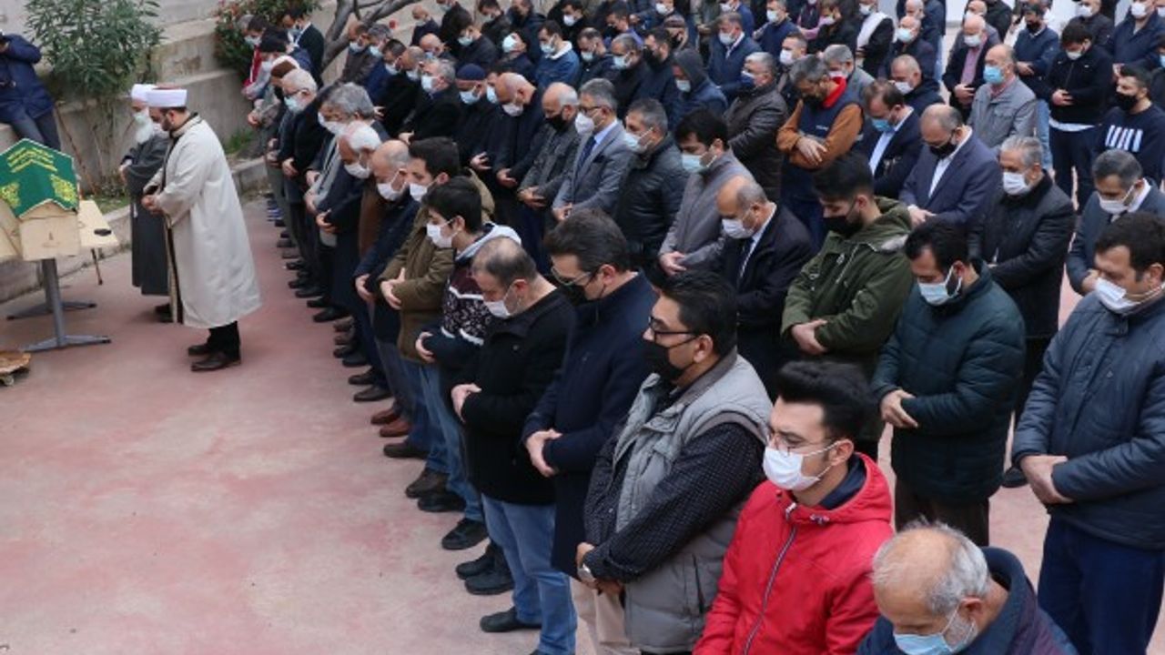 İzmir'de vefat eden gazeteci Hamza Aras toprağa verildi