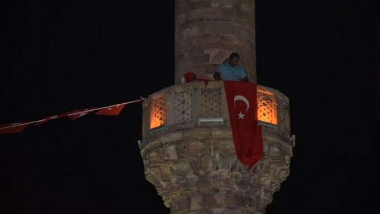 15 Temmuz'un yıl dönümünde İzmir'deki camilerde sela sesi yükseldi