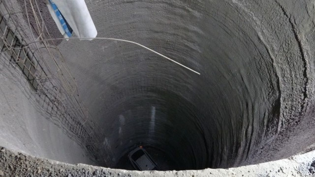 İzmir’de otomobil 25 metreden metro inşaatına düştü