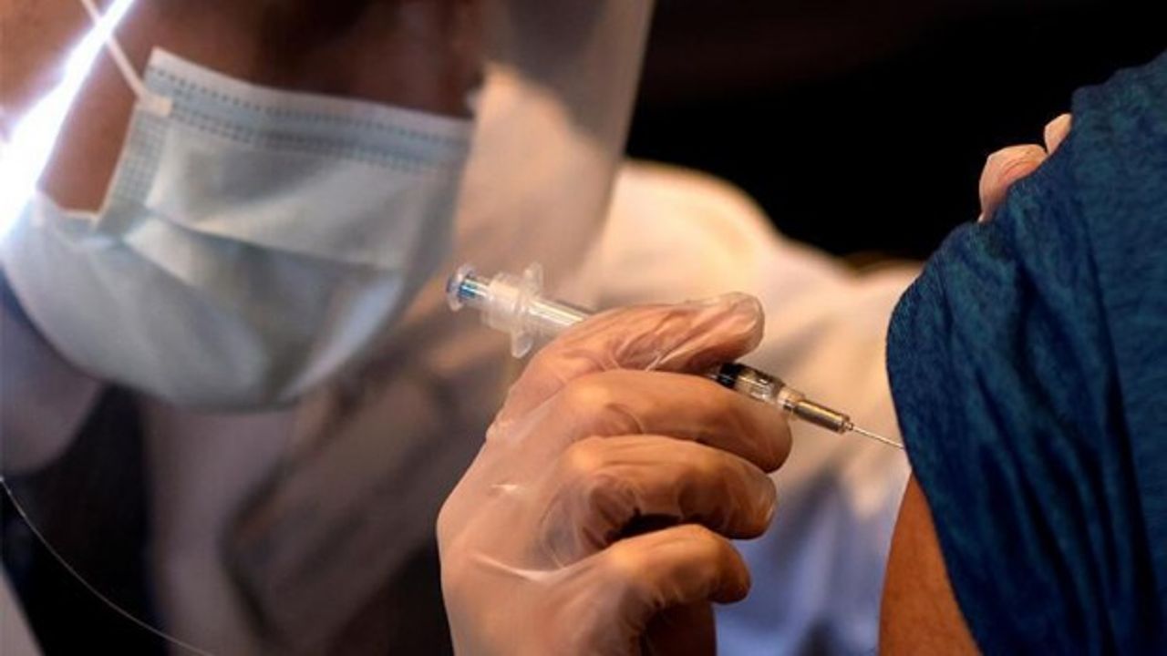 Bu kadarı da pes! 6.dozu yaptırırken yakalandı