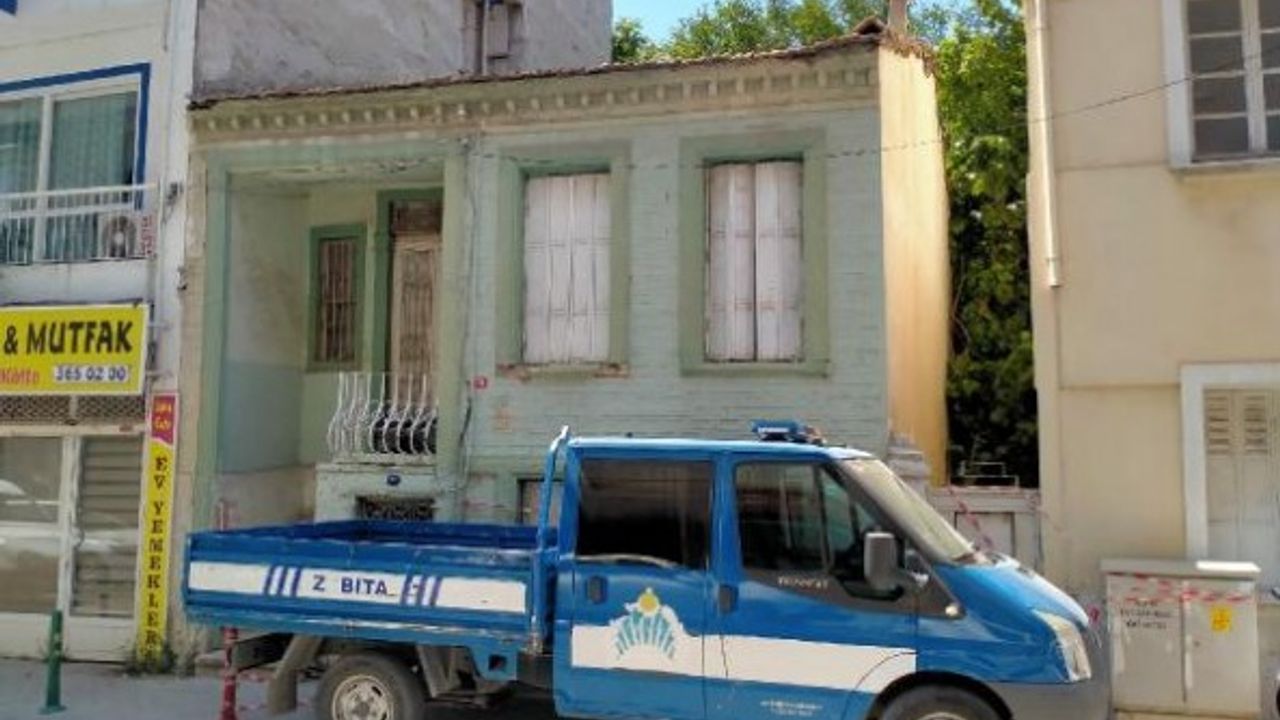 İş makinesinin önüne geçip, tarihi 3 binanın yıkılmasına engel oldu... Helal olsun sana!