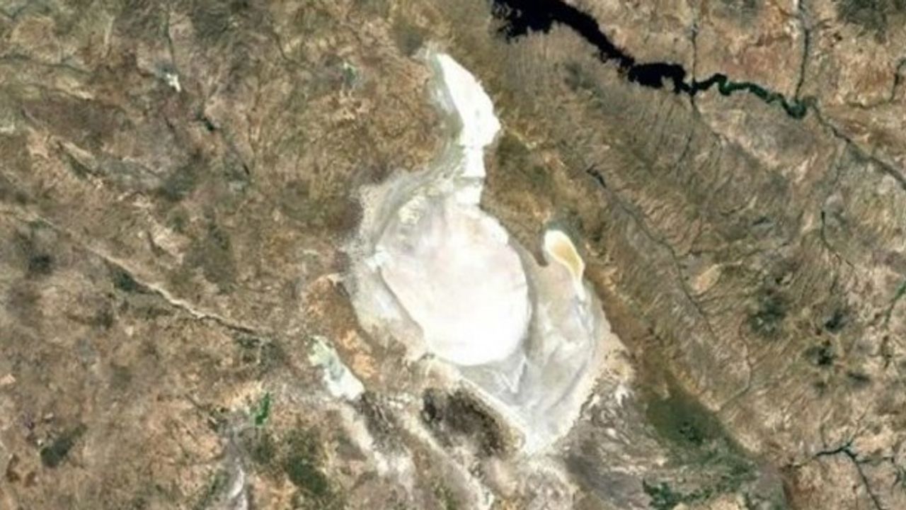 Tuz Gölü'ndeki kuraklık uydu görüntülerine yansıdı