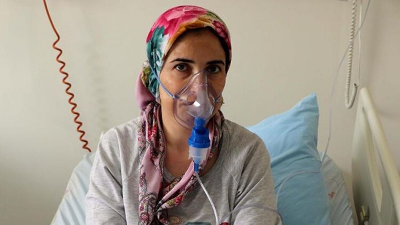 Büyük pişmanlık! Hastanede korona tedavisi görüyor: 'Söylentilere inandık, yanlış yapmışız'