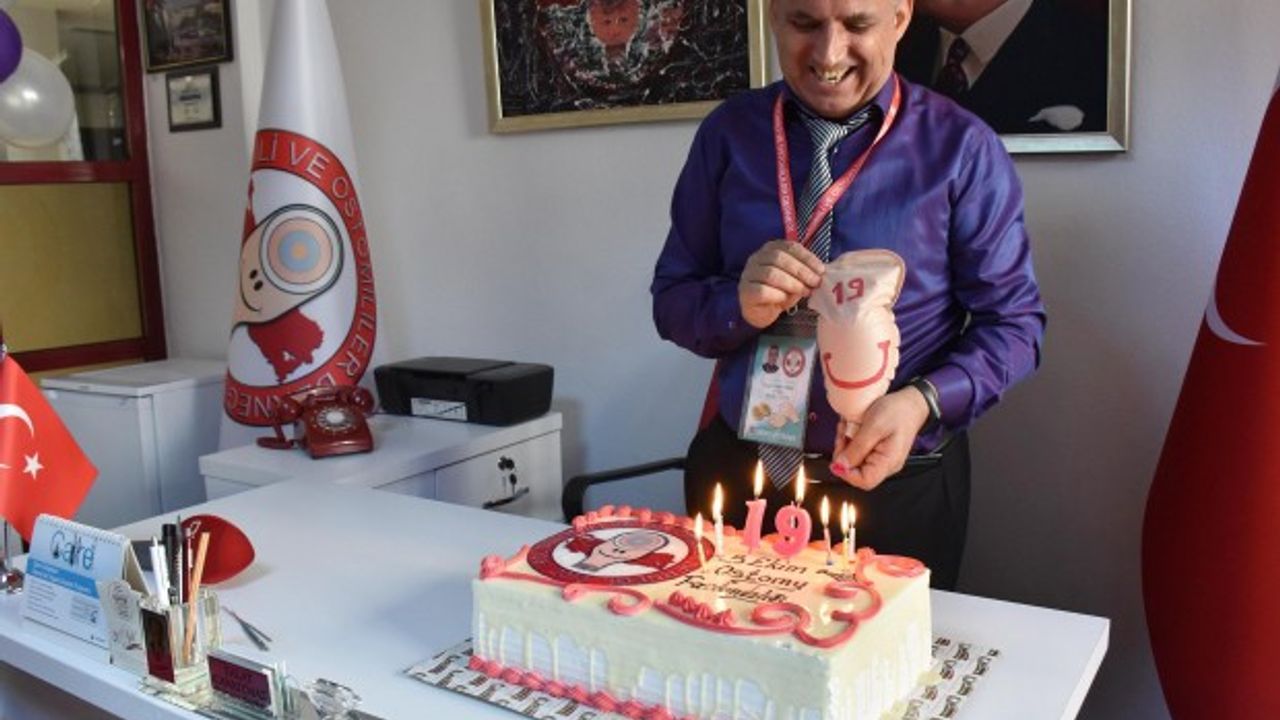  3 kez kanseri yendi, 'stoma torbası'na doğum günü partisi düzenledi