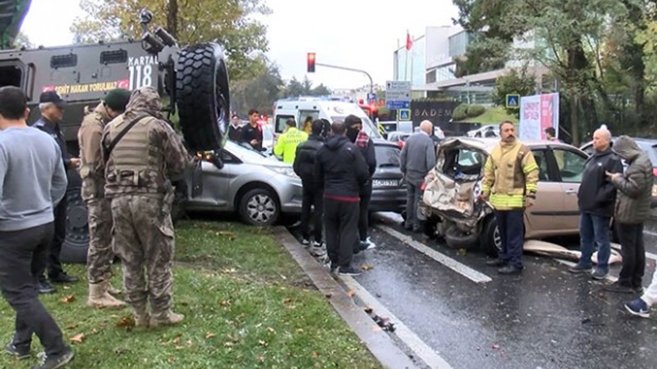 Zırhlı polis aracı 6 araca çarptı: 3 yaralı
