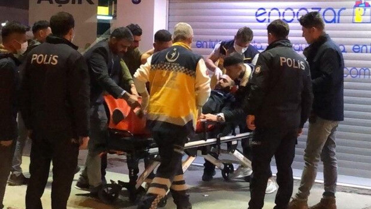 İzmir'de iki grup arasında bıçaklı kavga: 1'i ağır 2 yaralı