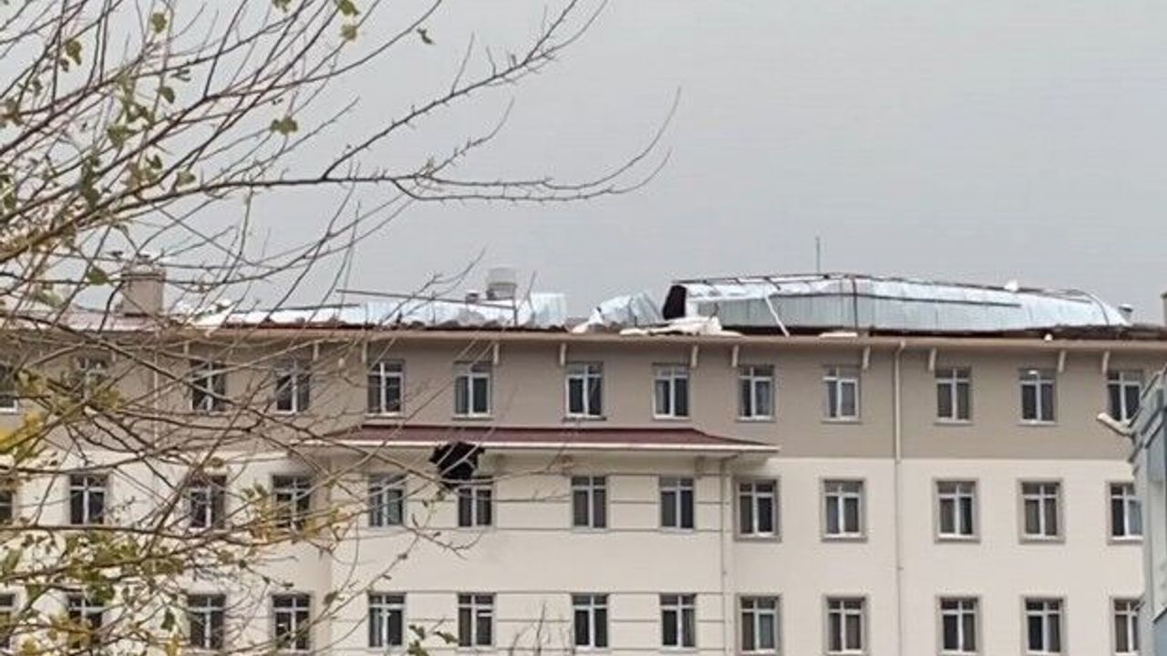 İzmir'de KYK yurdunun çatısı uçtu!