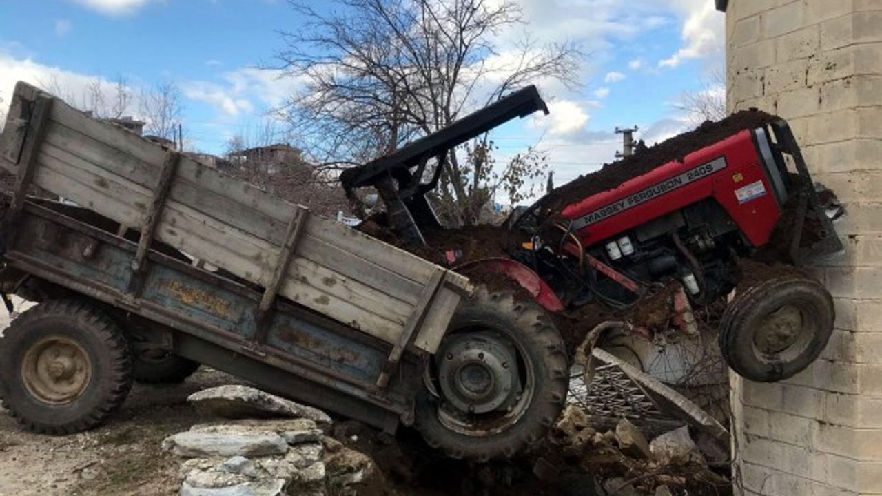 Kontrolden çıkan traktör böyle durabildi... Asırlık cami minaresi hasar gördü