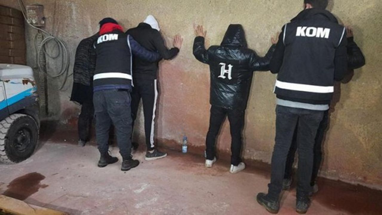Kocaeli’de depoya 'kaçak etil alkol' baskını: 4 gözaltı