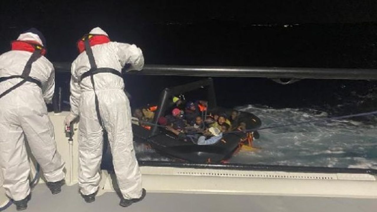 Çeşme açıklarında 15 kaçak göçmen kurtarıldı
