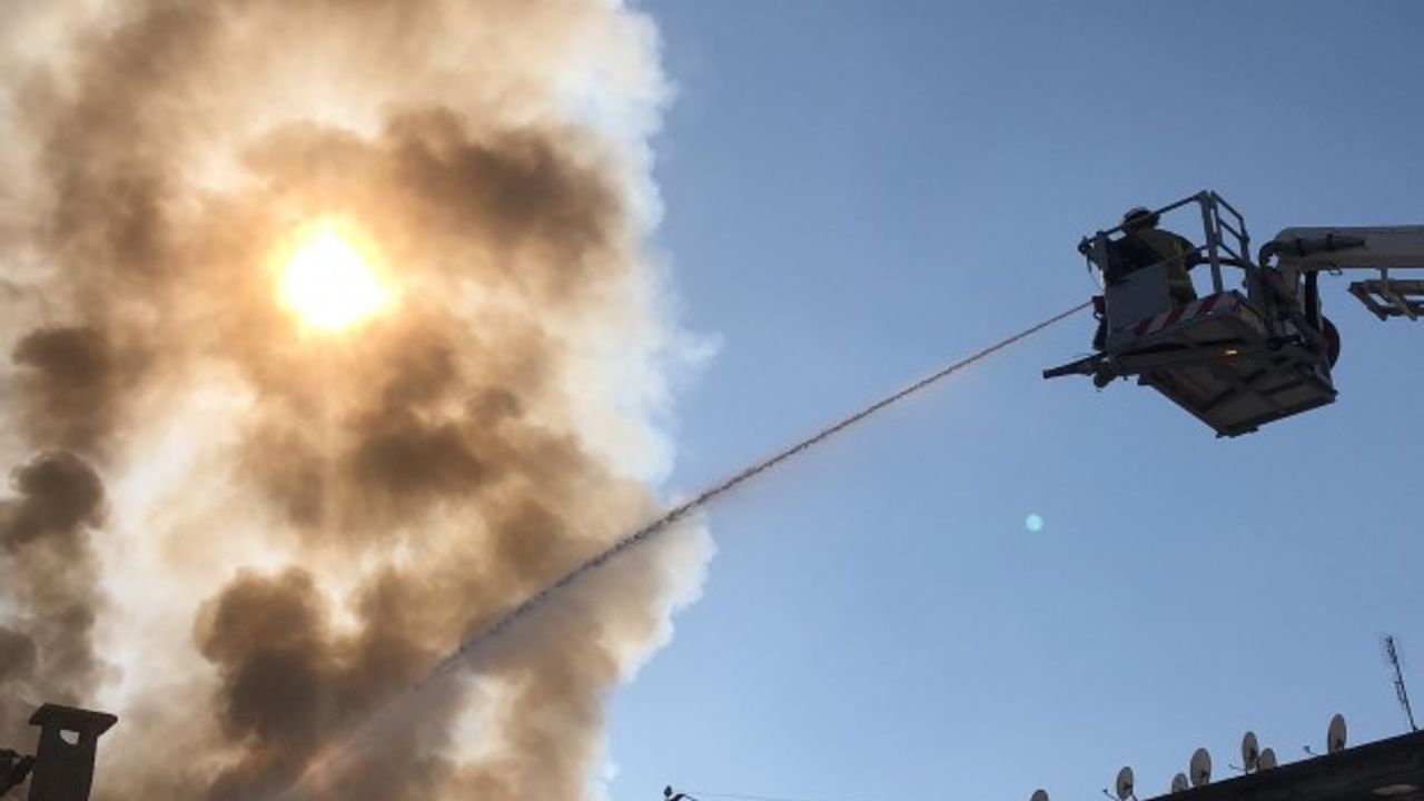 İzmir'de 'bit pazarı' alanında yangın