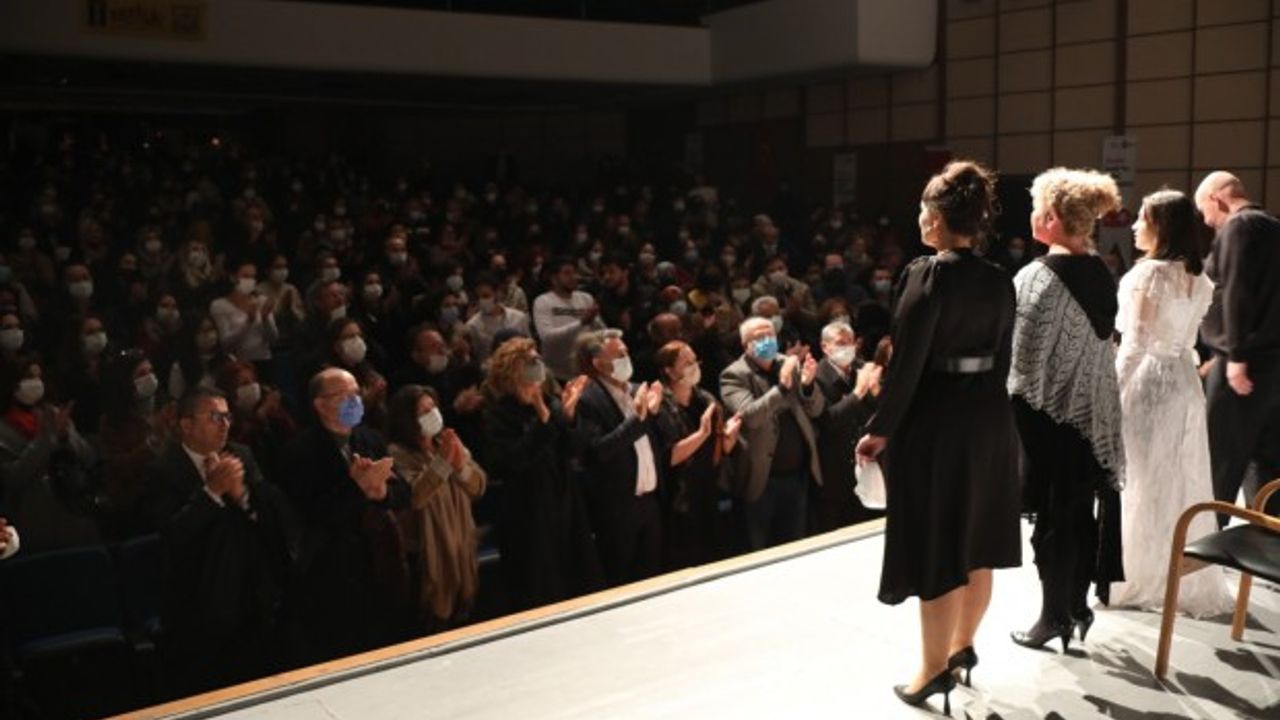 “Sadece Kadın” Bayraklı’da sahnelendi... Ayakta alkışlandı