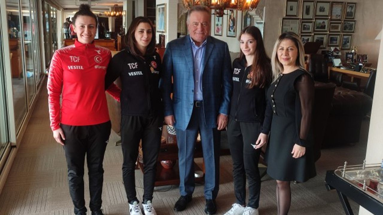 Bahçeşehir Kolejinin madalya gururu! Şampiyonlara Enver Yücel’den destek