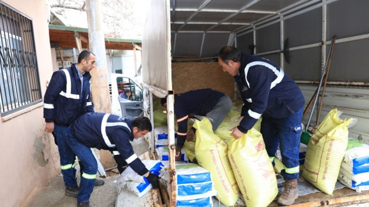 Güzelbahçe Belediyesi'nden çiftçiye gübre ve ilaç desteği