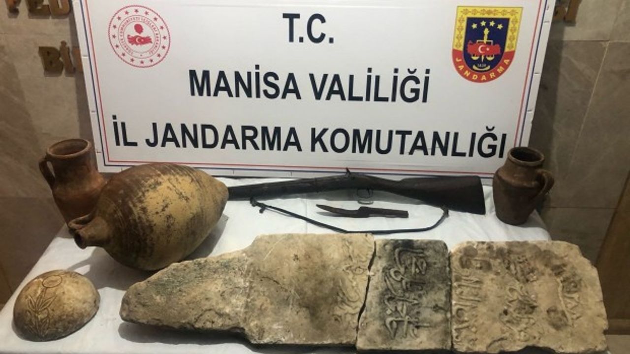 Hepsi tek bir evden çıktı! Aralarında mezar taşı bile var