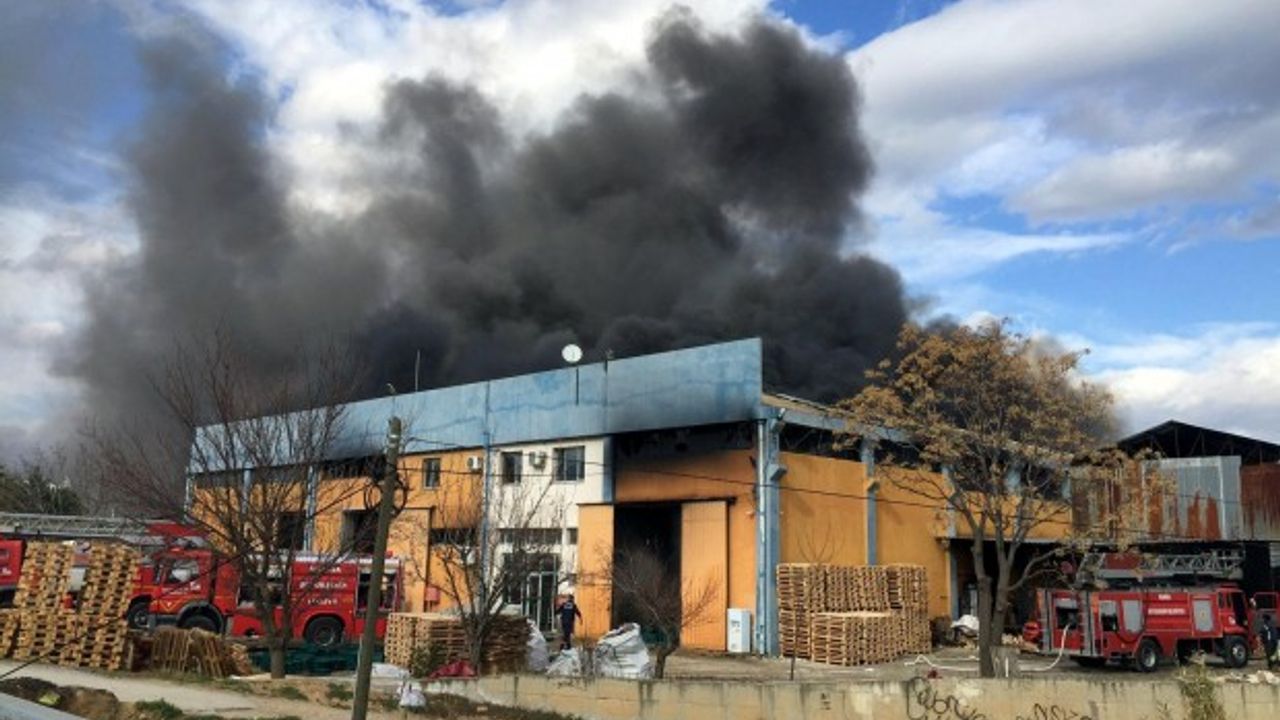 Manisa'da plastik kasa fabrikasında yangın