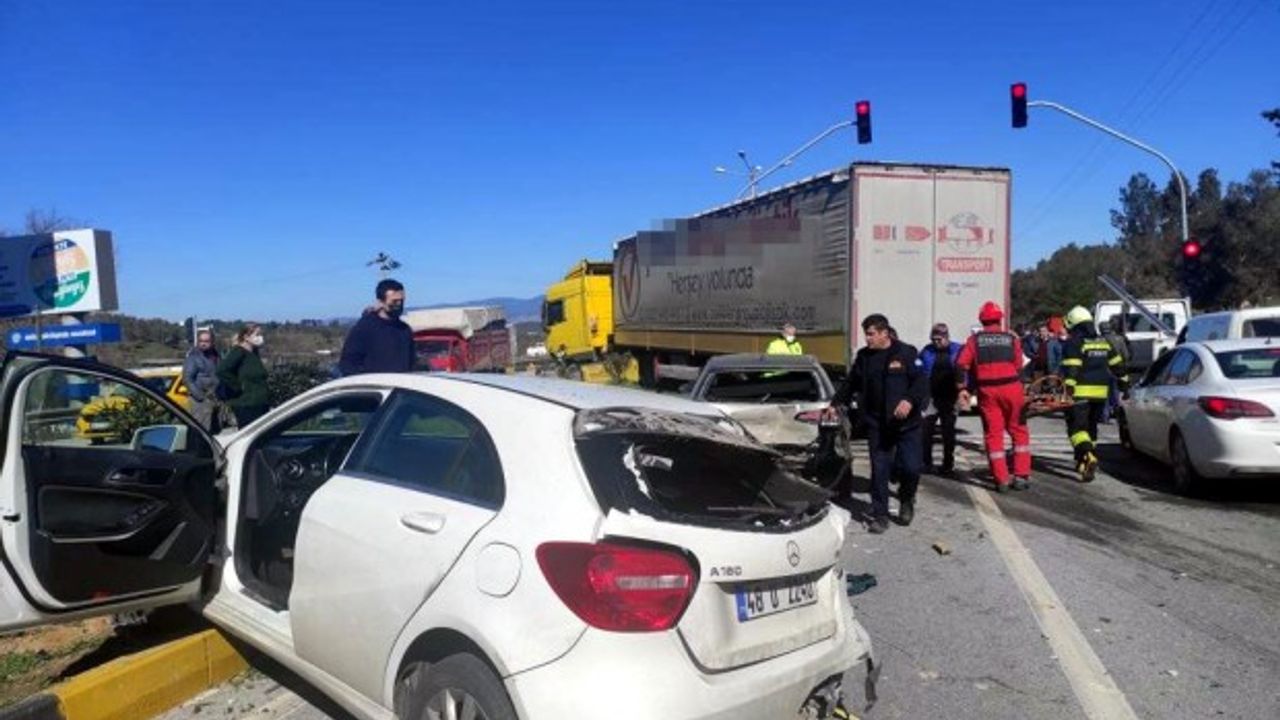 TIR, kırmızı ışıkta bekleyen 5 otomobile çarptı... Ortalık savaş alanına döndü: 7 yaralı