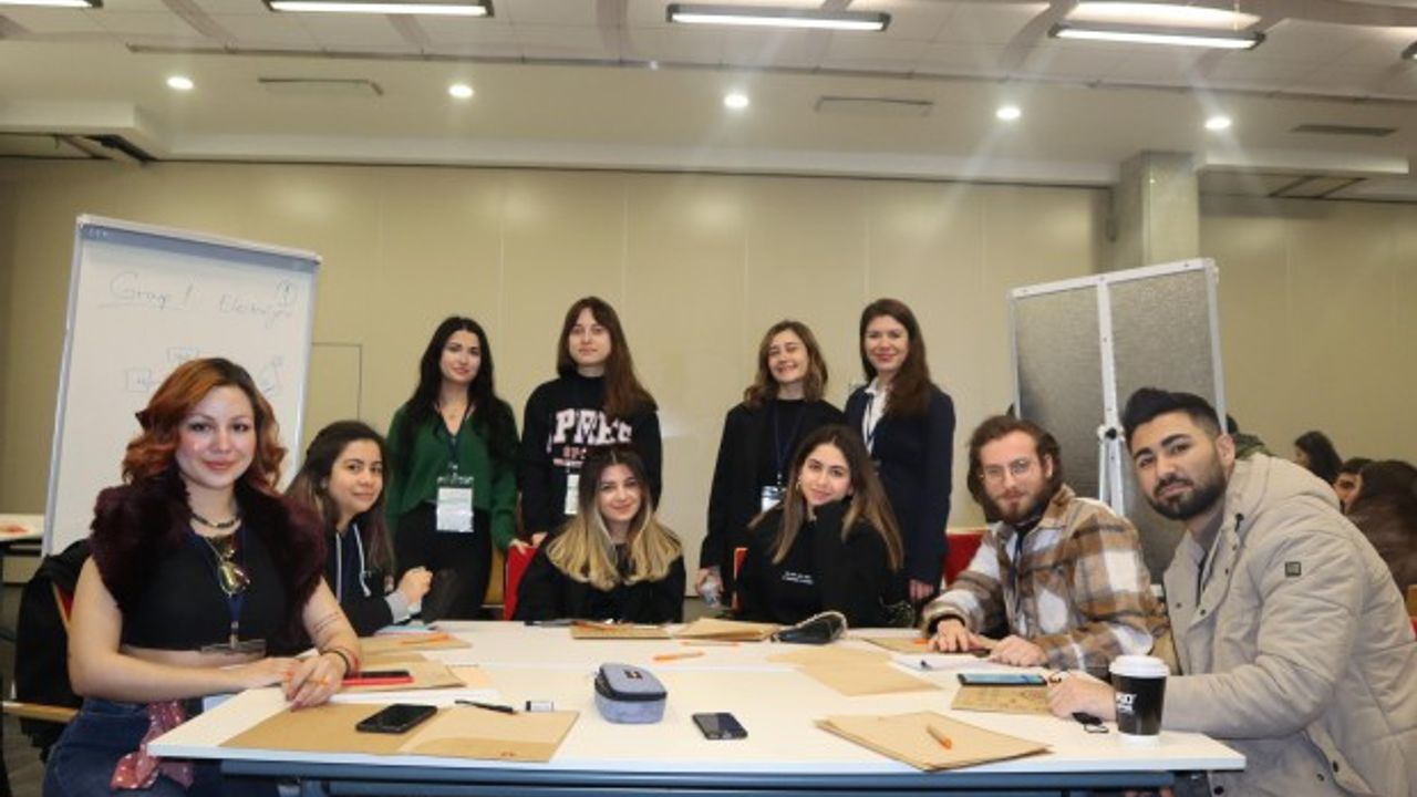 İEÜ'de ‘Biyohidrojen’ buluşması! Gençlerden ‘sürdürülebilir enerji’ fikirleri