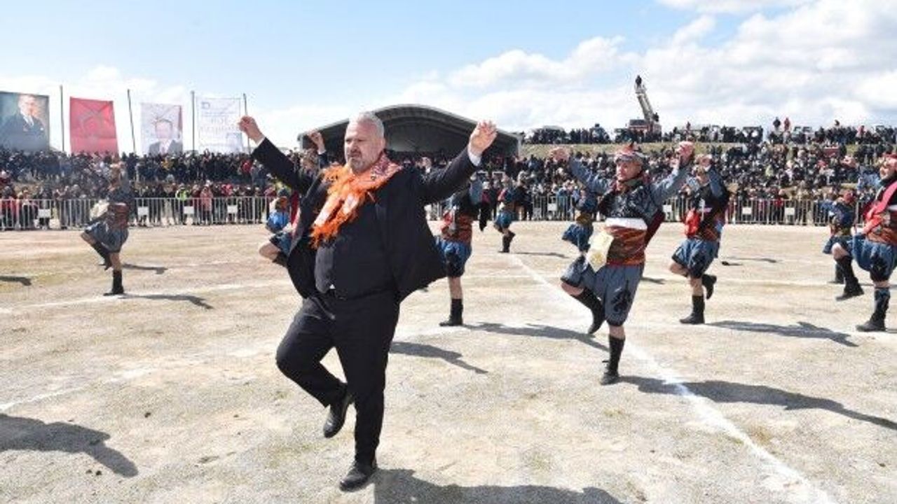 Menemen’de deve güreşi festivali binleri ağırladı... Başkan vekili Pehlivan hem zeybek oynadı hem müjde verdi
