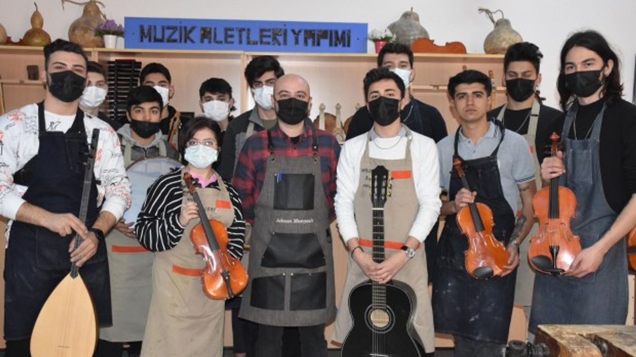 Öğrenciler, okulda aldıkları eğitimle enstrüman üretiyor