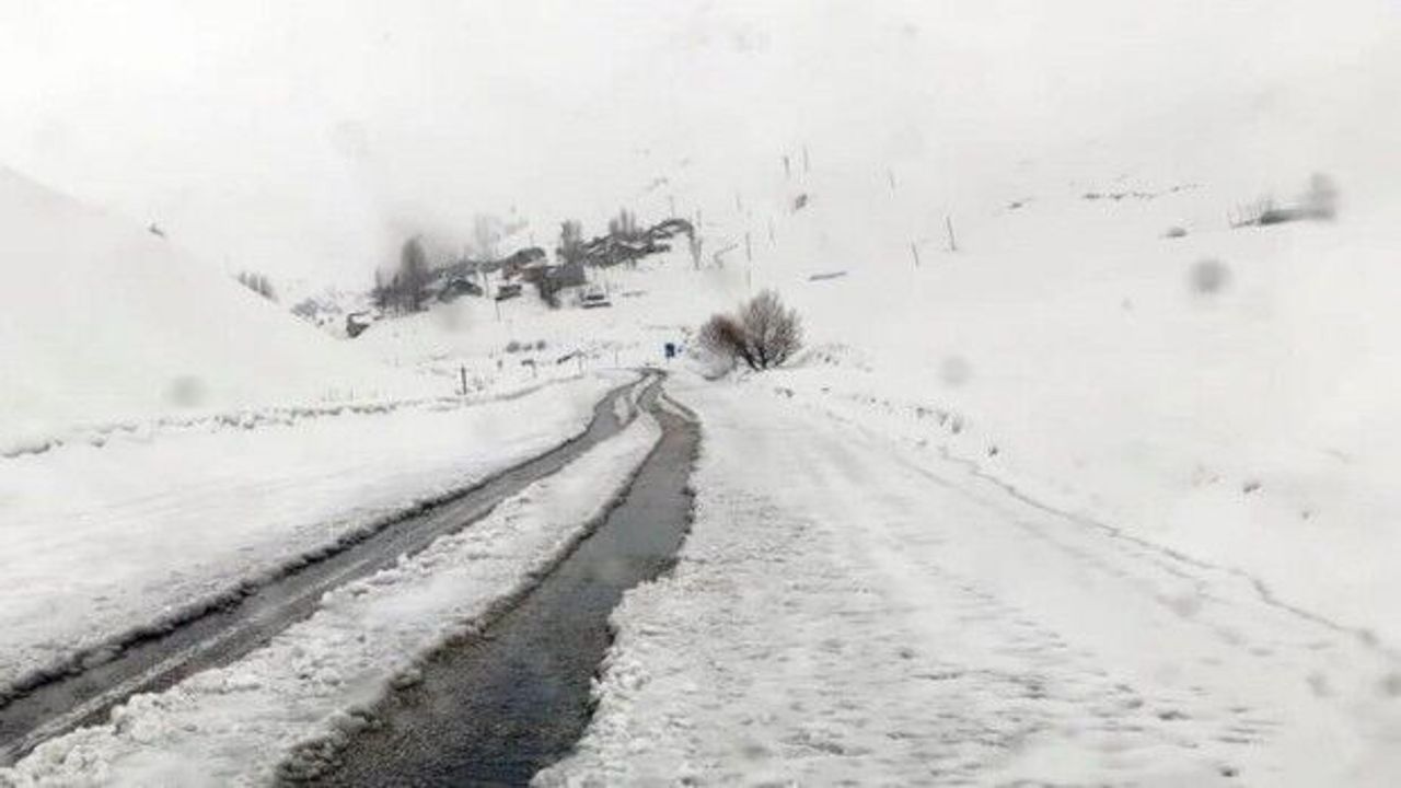 Yüksekova - Dağlıca karayolu çığ tehlikesi nedeniyle kapatıldı