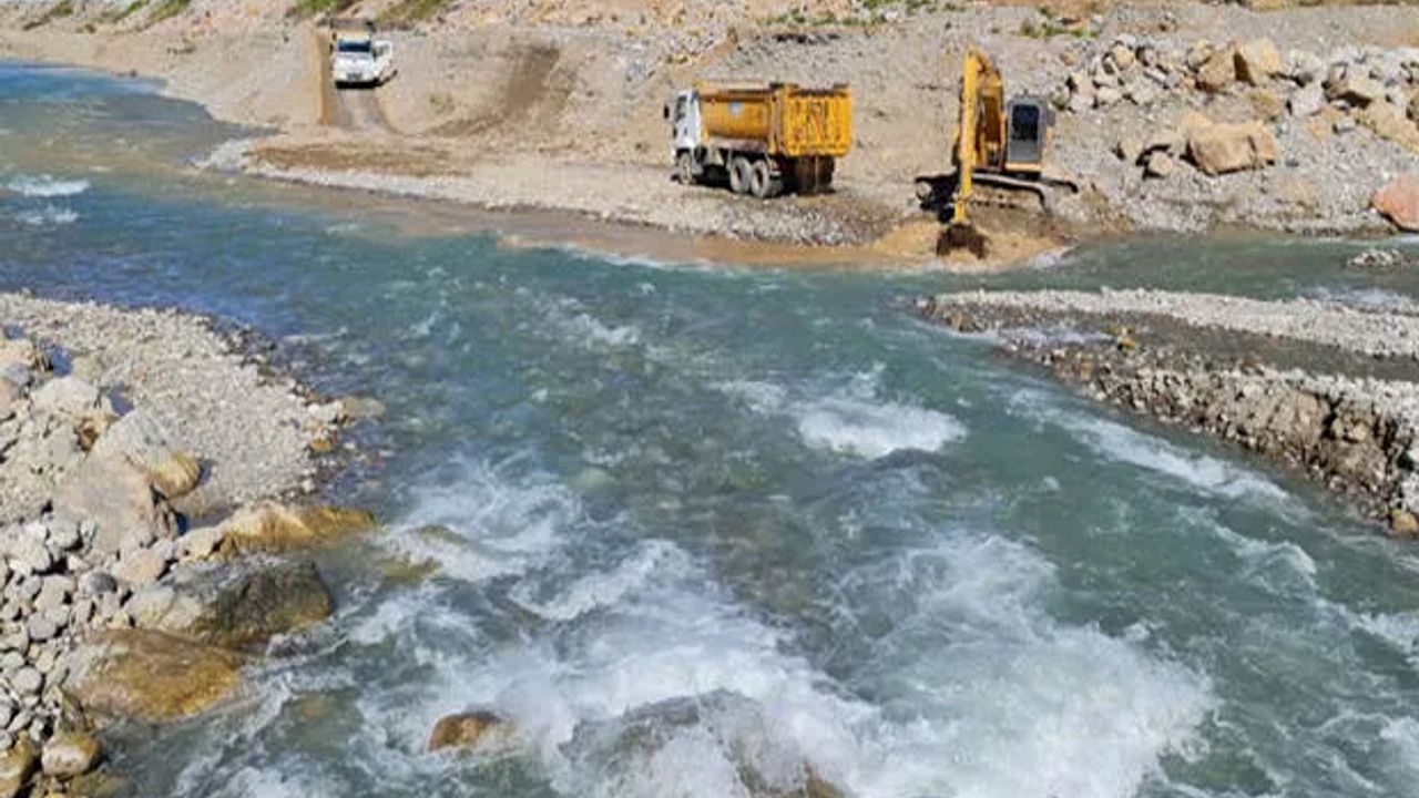 Bu kadarına da pes! Koca çayı talan etmiş: Akış yönü değişti