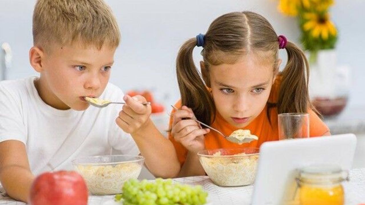 Çocuğunuz yemek yerken bunu yapıyorsa aman dikkat! 10 yıl içinde tamamen değiştirebilir