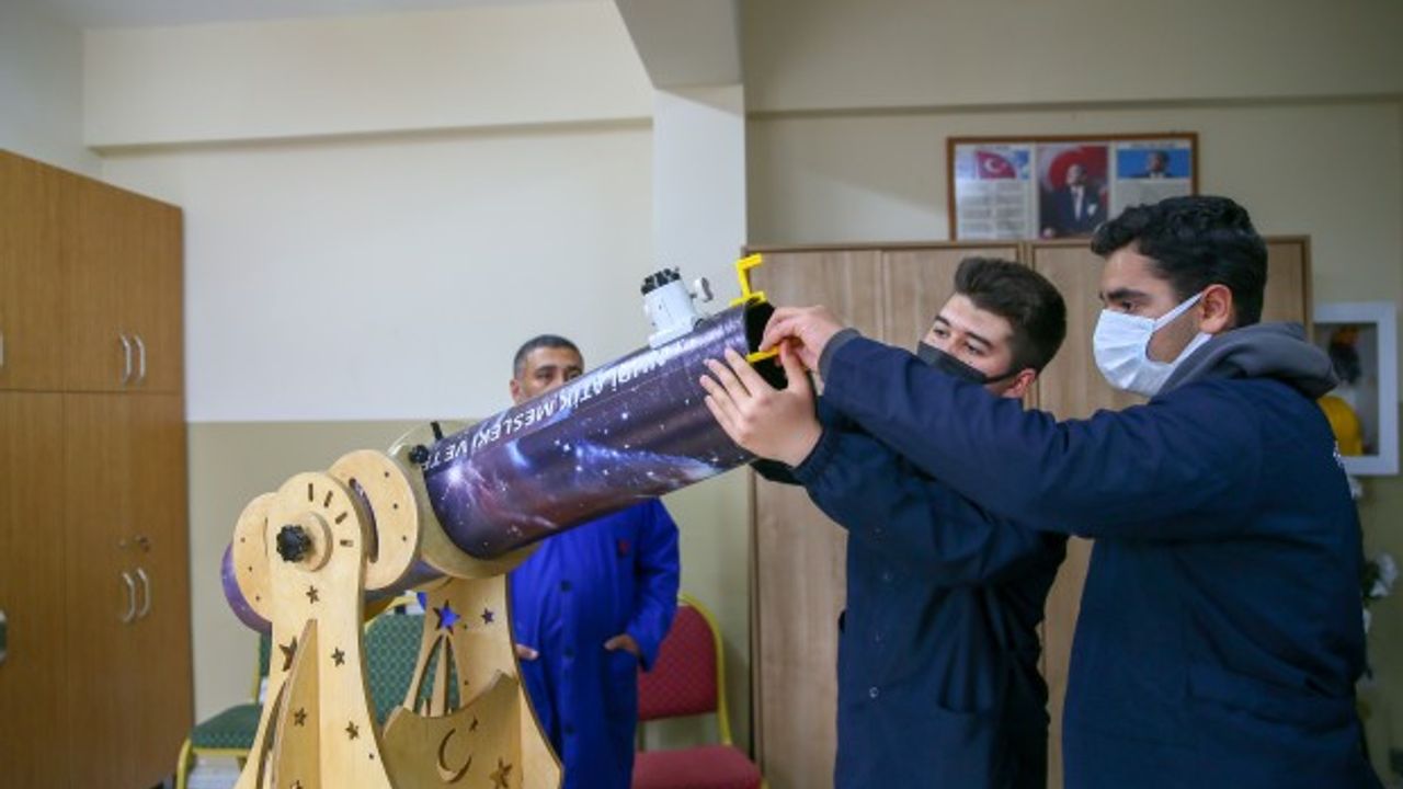 İthal ediliyordu! Liseliler öğrenciler atık malzemelerden üretti