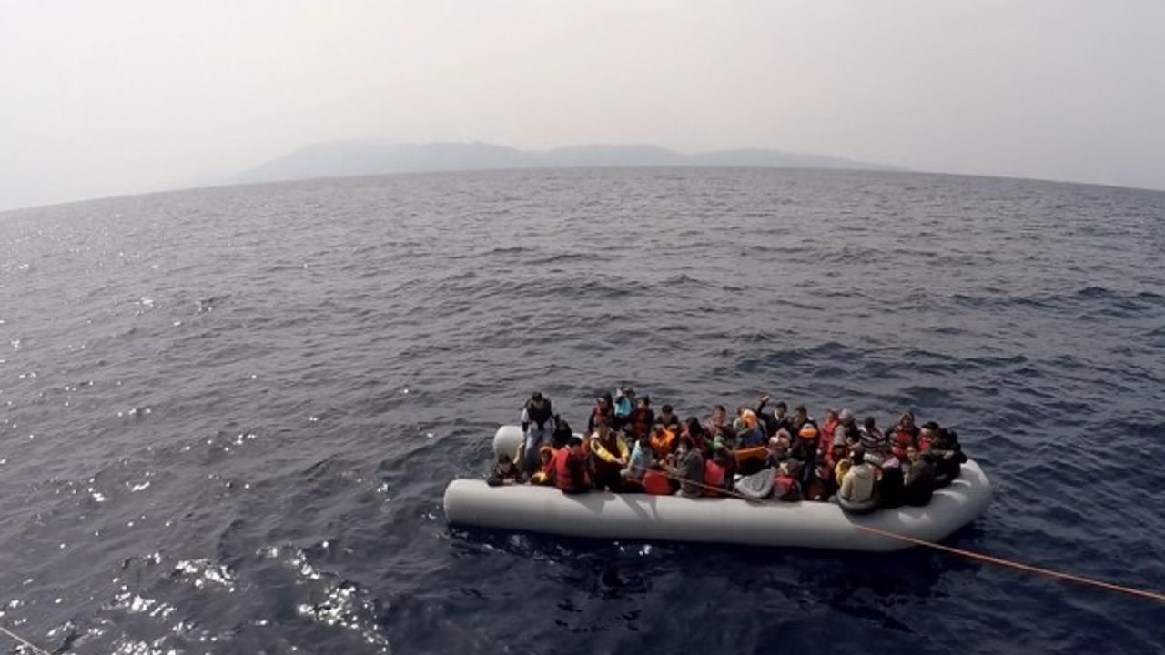 İzmir'de açıklarında hareketli anlar! 64 kaçak göçmen yakalandı... 59'u kurtarıldı