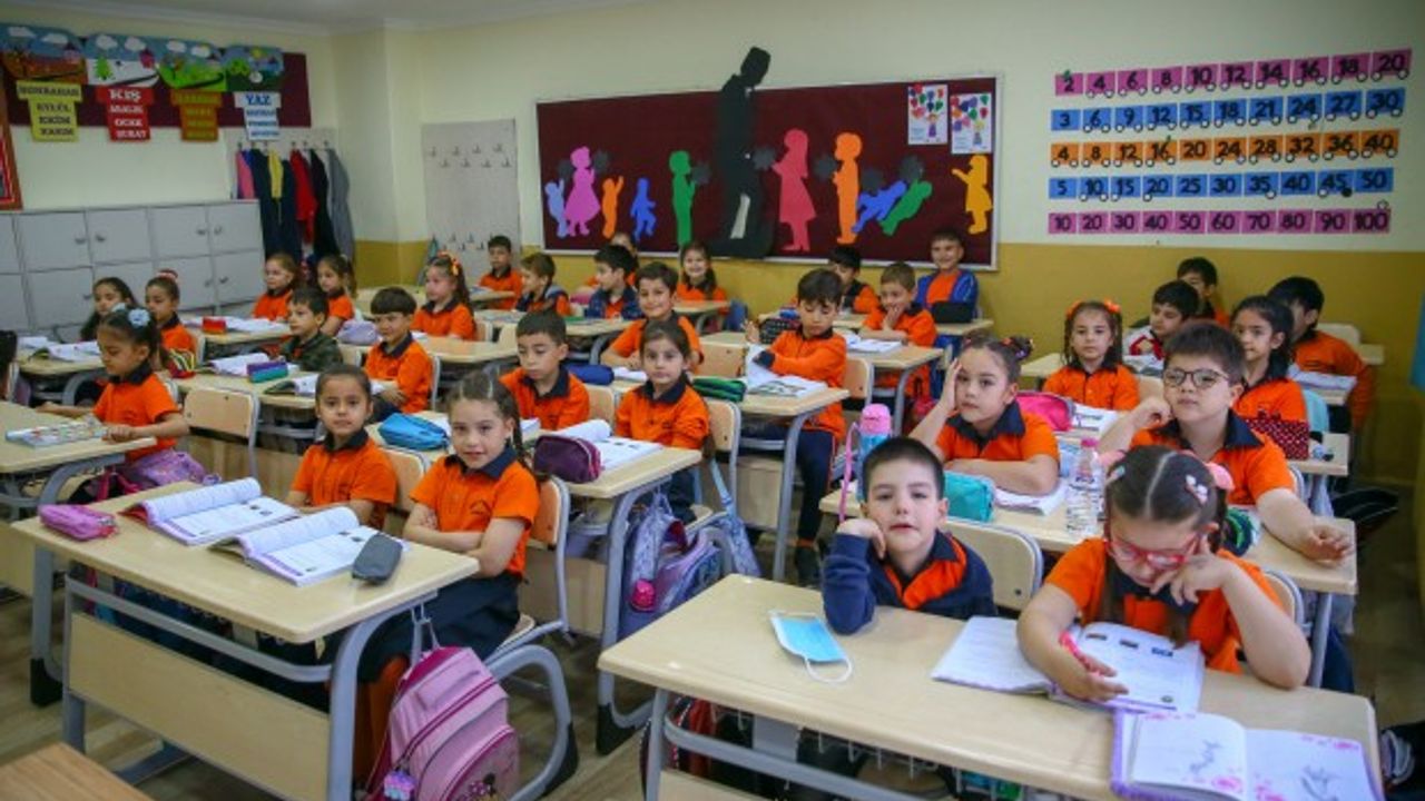 Okullarda maske yasağı kalktı... Öğrenciler maskesiz sınıfa girmenin mutluluğunu yaşadı