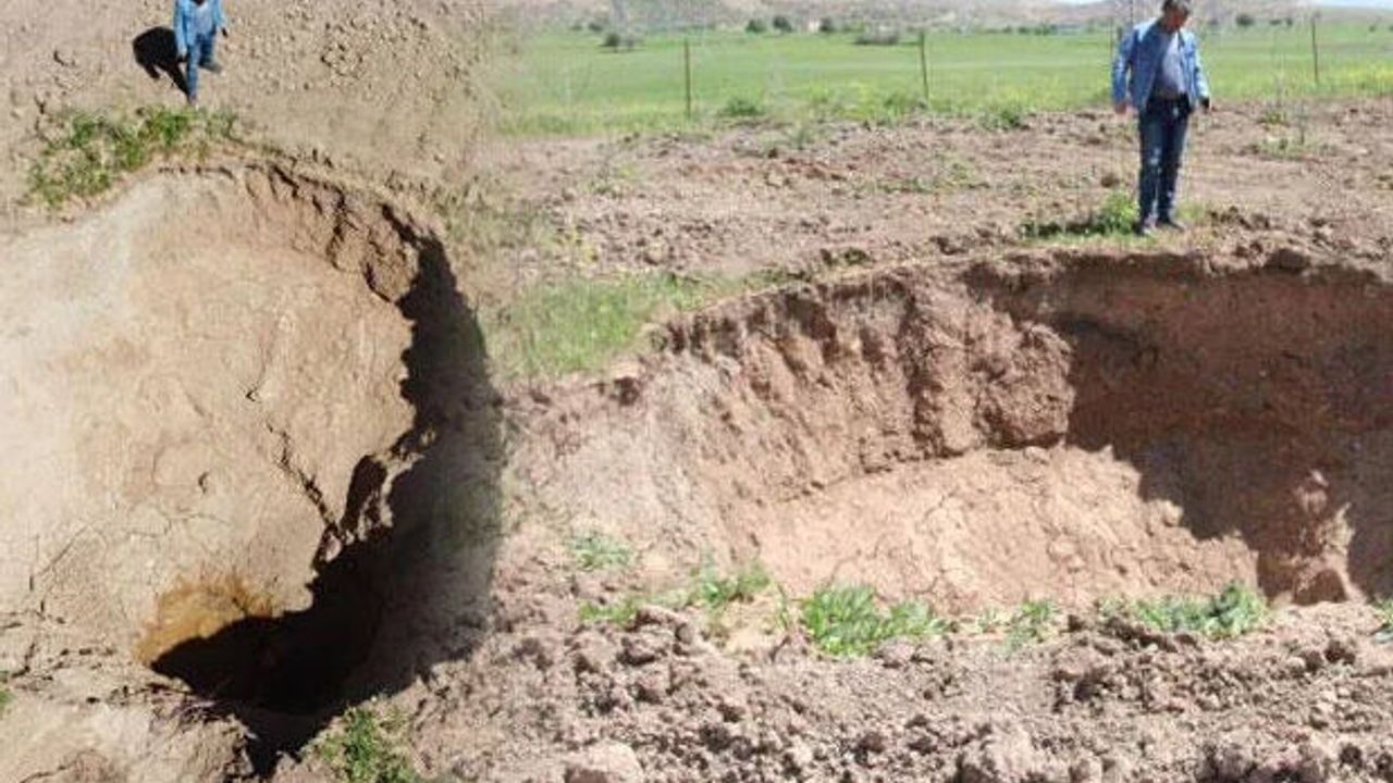 Siirt'te korkutan görüntü! Tarlasında 15 metrelik dev obruk oluştu