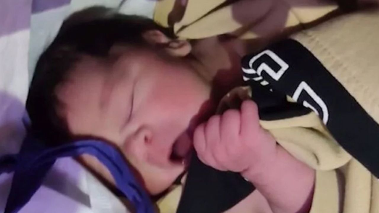 Terk edilmiş bir bebek daha bulundu... Donmak üzereyken kurtarıldı