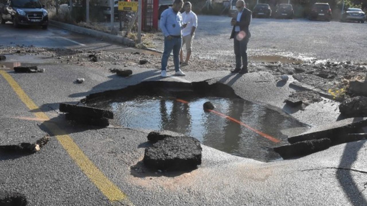 Bodrum'da isale hattı patladı, yol trafiğe kapandı