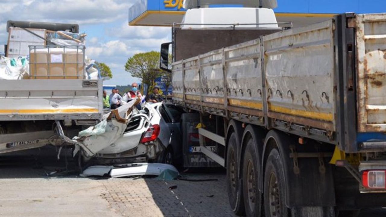 Dinlenme tesisinde feci kaza! TIR'lara çarptı: 3 kişi hayatını kaybetti