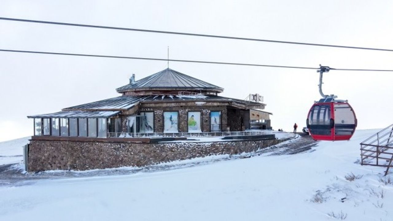 Erciyes'te mayıs karı: Kayak merkezi beyaza büründü